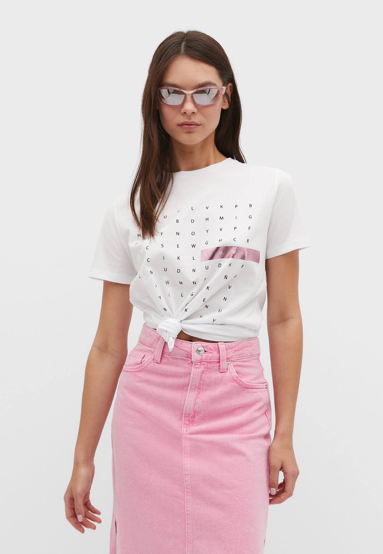 Camiseta com estampa metalizada de caça-palavras