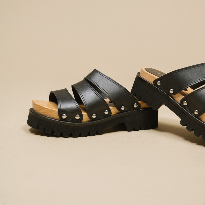 Mules à brides et à plateformes  en cuir noir
