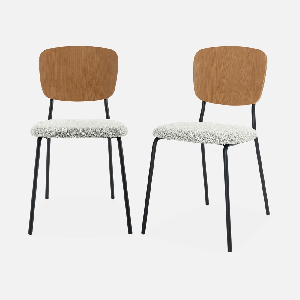 Lot de 2 chaises assise bouclette texturée blanche. Dossier bois de peuplier courbé. Pieds en métal noir mat