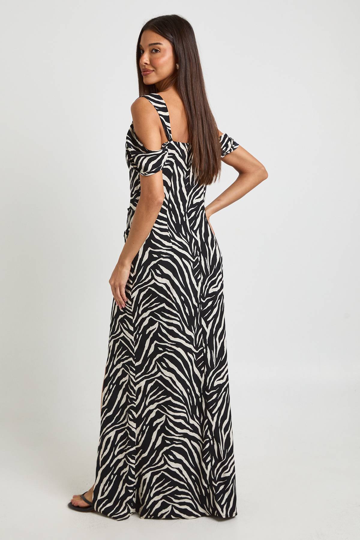 boohoo Robe Maxi en Mousseline Imprimé Zèbre à Épaules Dénudées et Côtés Froncés
