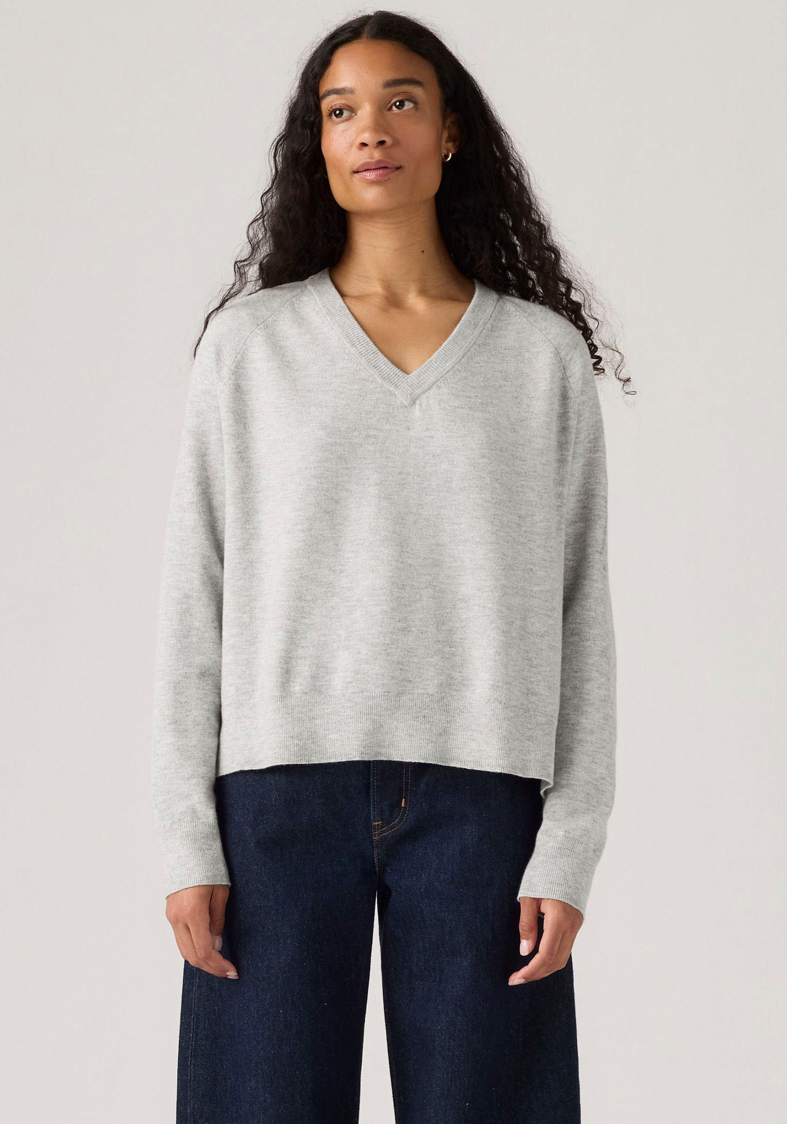 Levi's® V-Ausschnitt-Pullover »TARA SUPER SOFT V«, im Bund beidseitig mit kurzem Schlitz