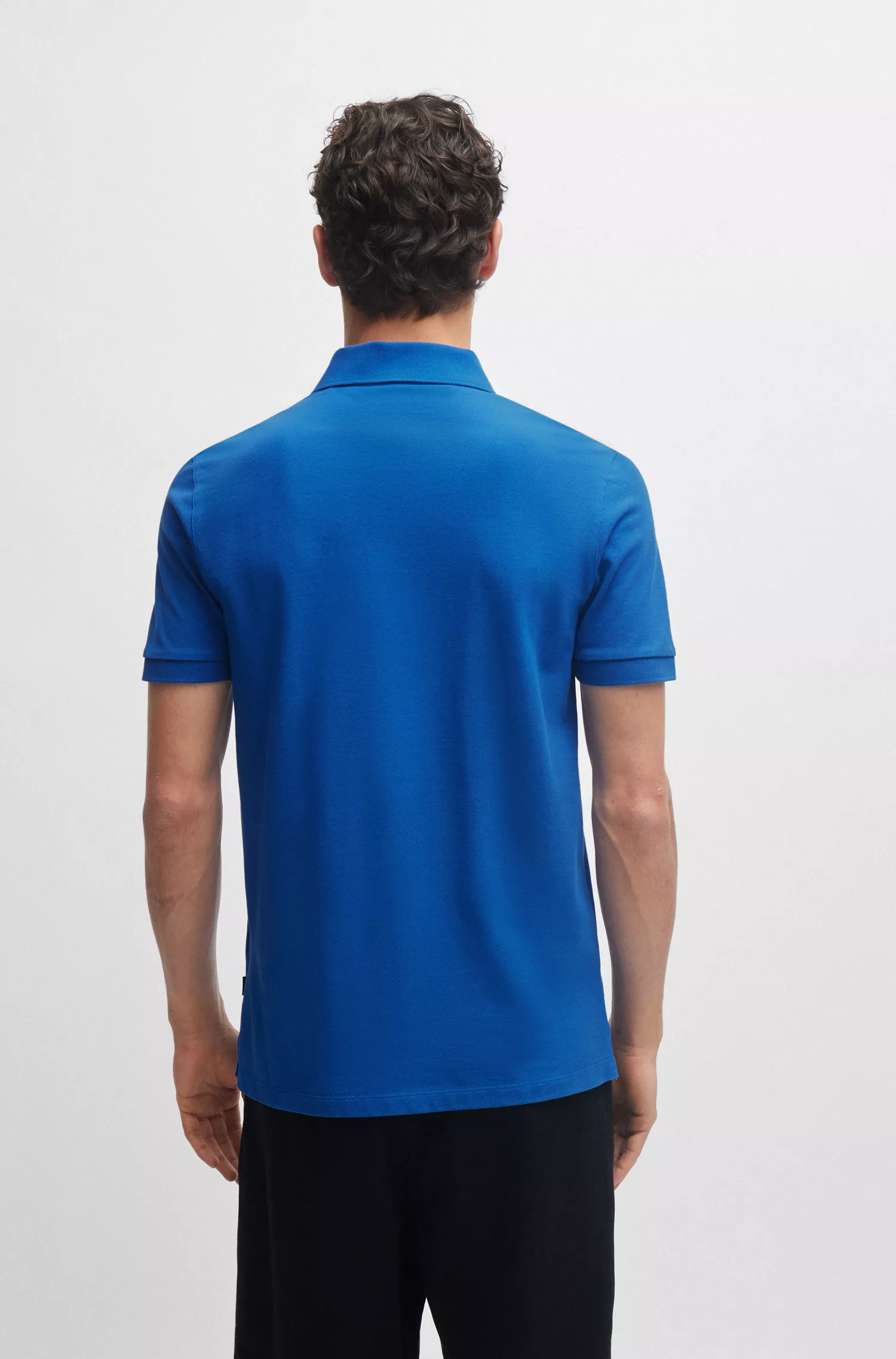 Camisa polo BOSS preta em algodão orgânico com logotipo bordado.