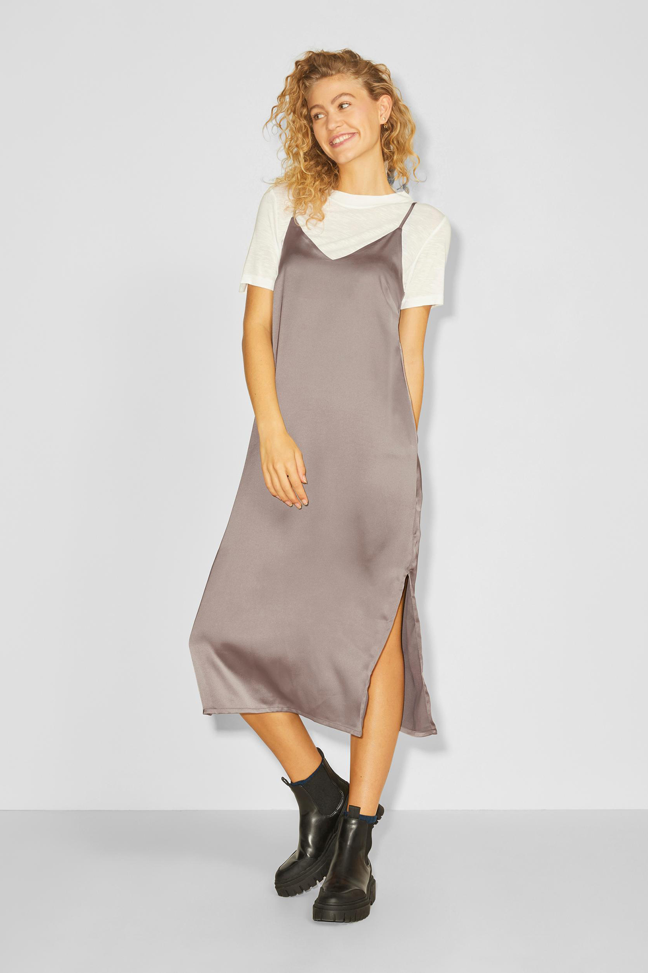 Vestido midi de cetim com alças
