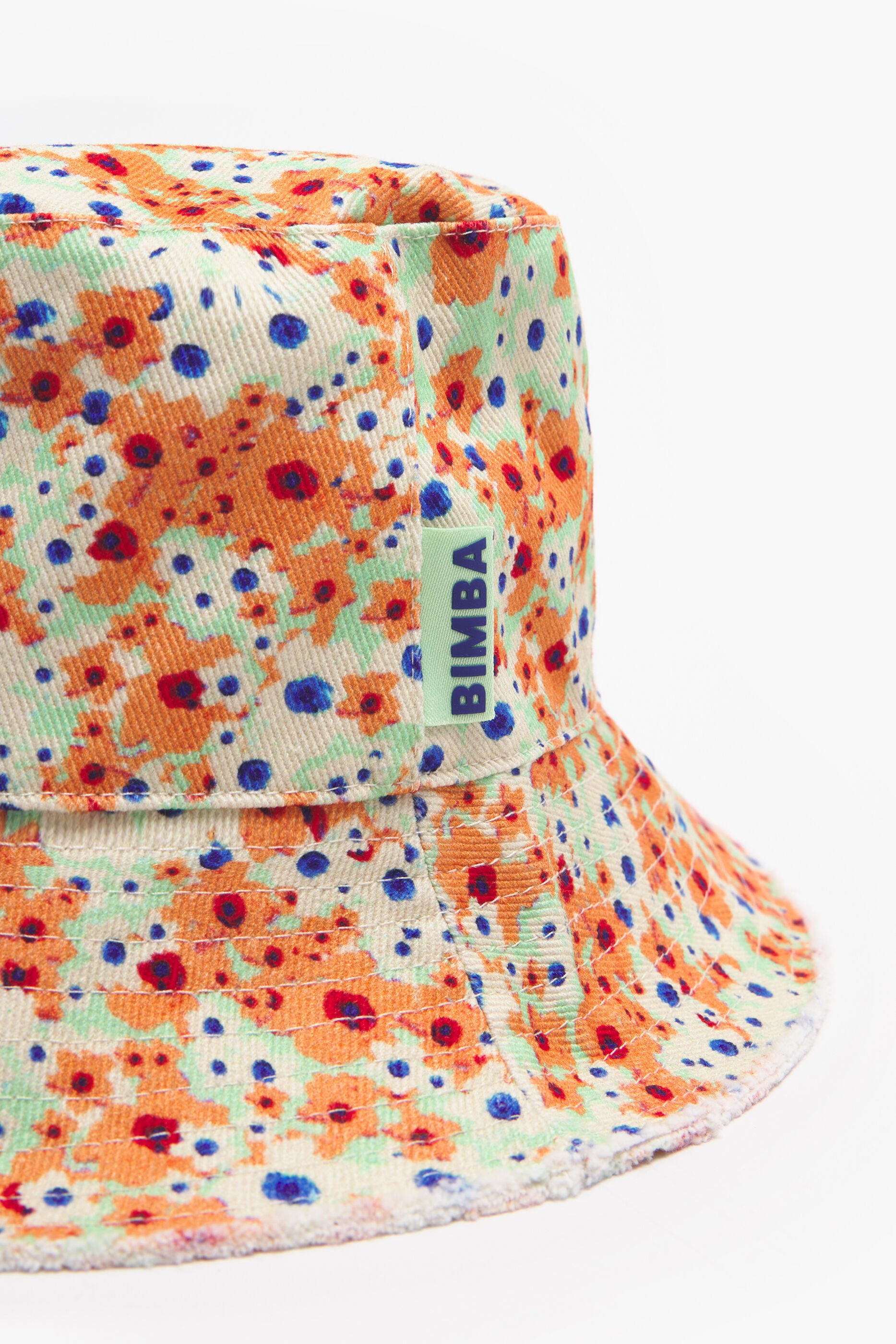 Chapéu bucket de algodão com estampa floral laranja vibrante.