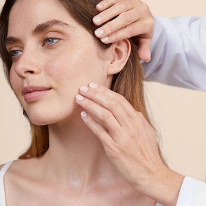AVENE COUVRANCE Korrigierendes Make-up Fluid Sand 03