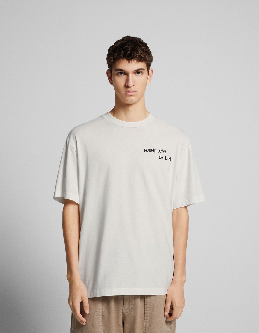 Camiseta de manga curta com estampa floral e modelagem quadrada