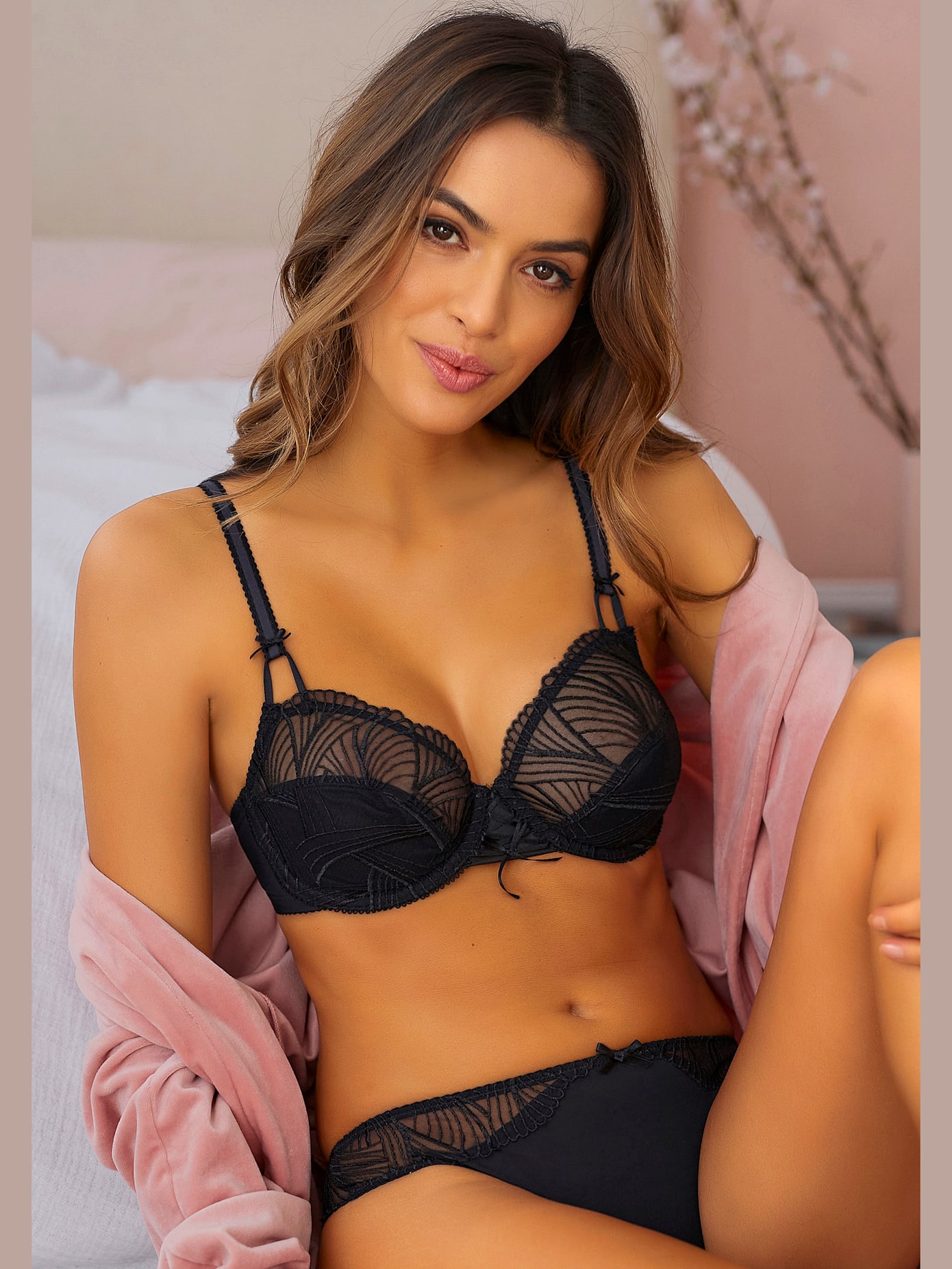 Soutien-gorge à armatures avec dentelle filigrane sur le haut des bonnets