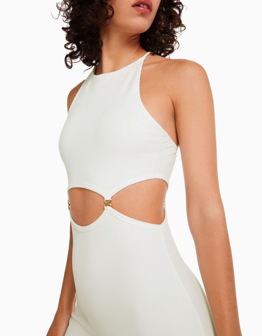 Vestido midi canelado com alças finas e detalhes em argolas.