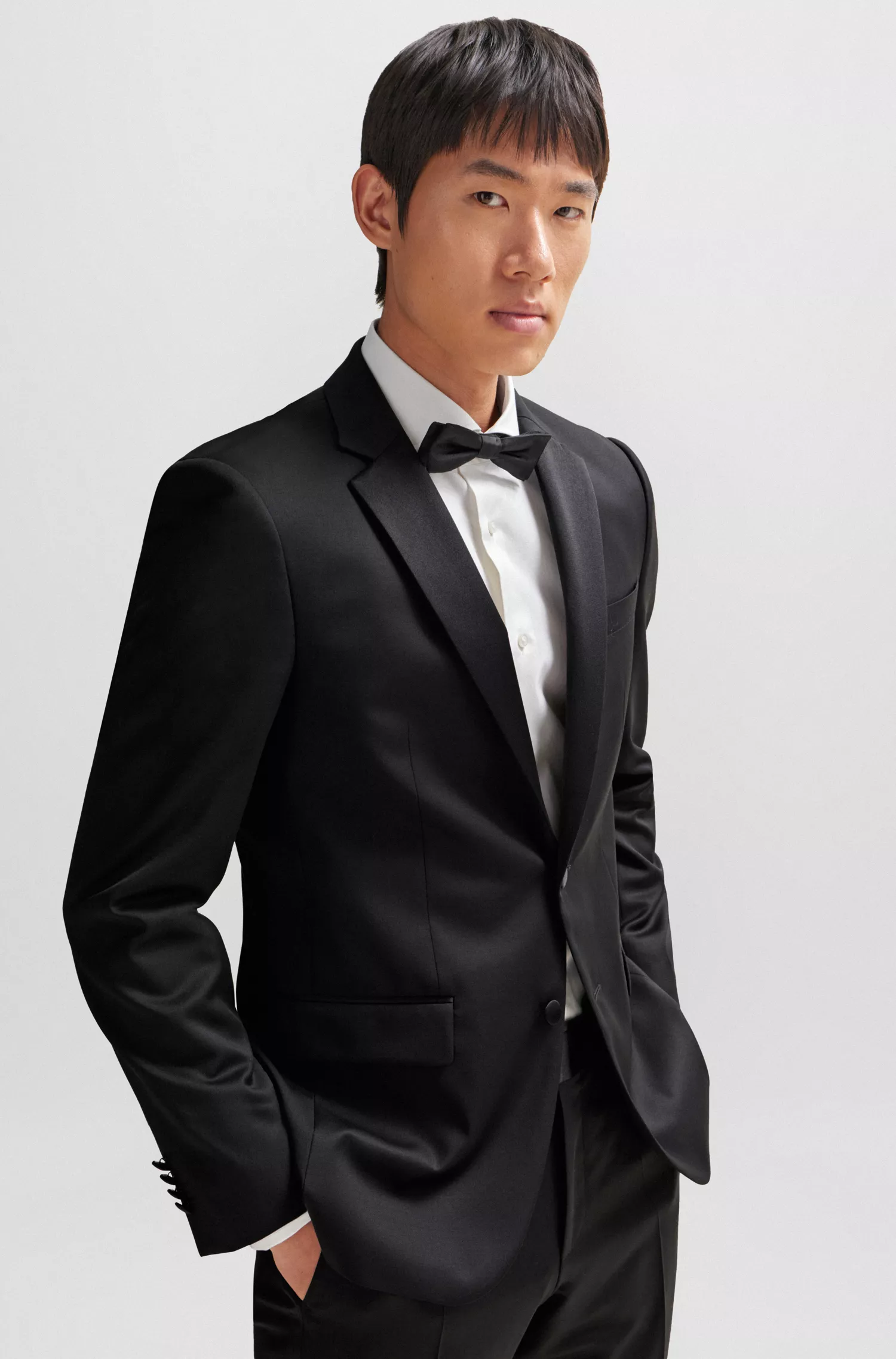 Blazer de smoking BOSS preto, corte slim, em sarja de lã virgem.