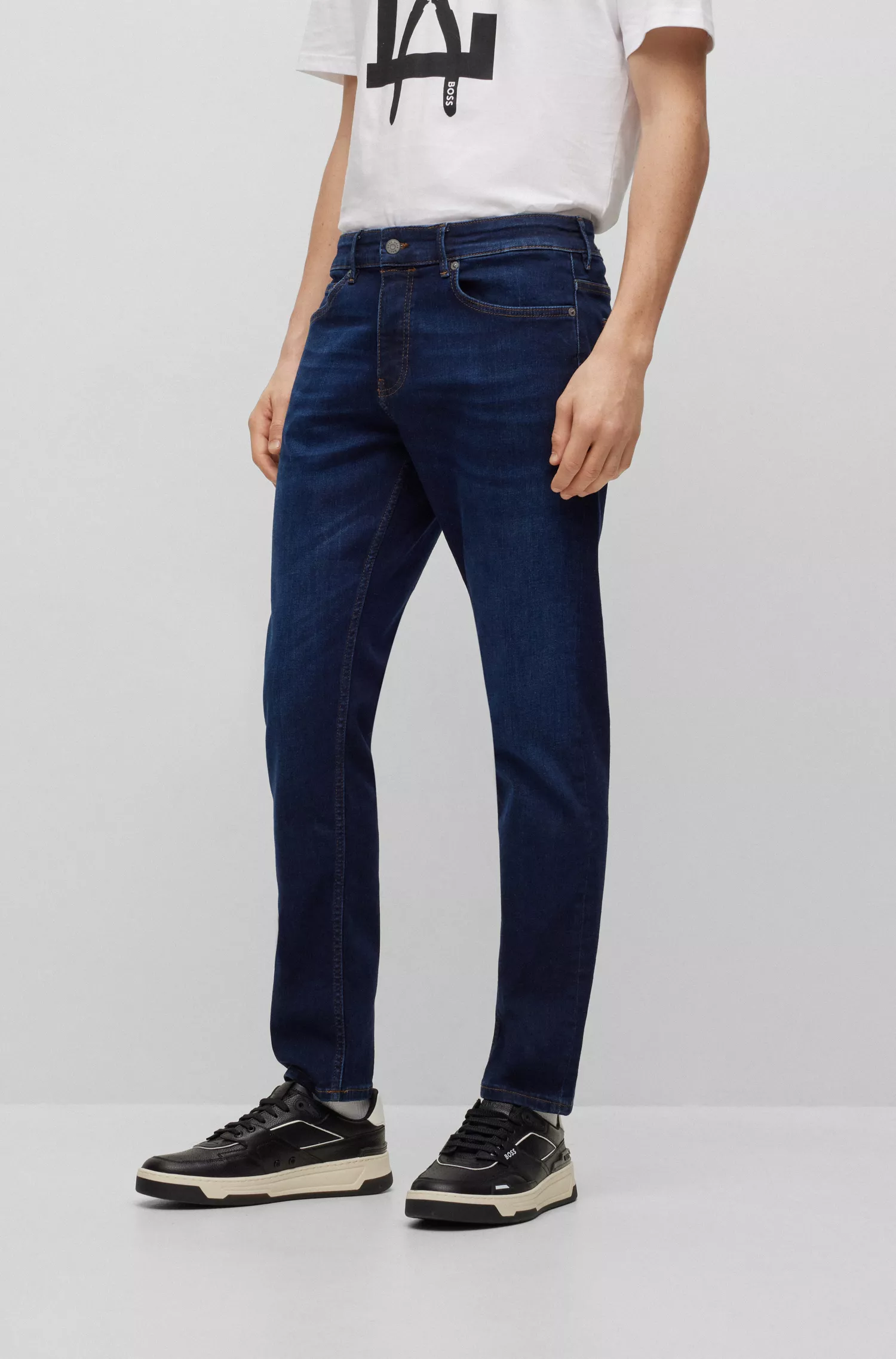 Calça jeans BOSS laranja, corte slim, em denim super elástico azul.