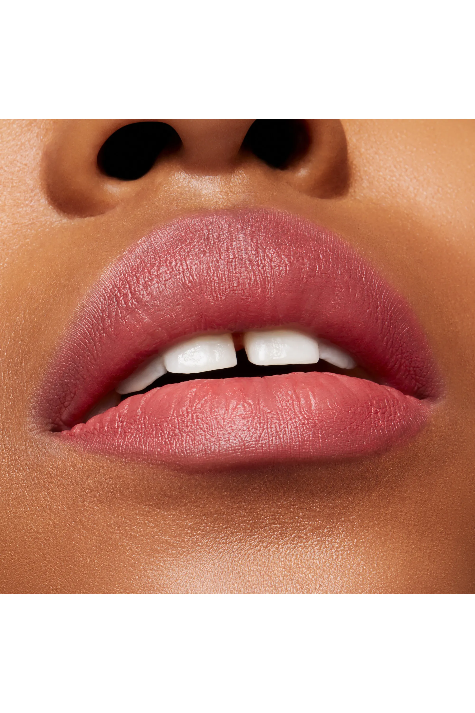M.A.C Rouge à lèvres mat poudré Powder Kiss Velvet Blur Slim Stick-2 g