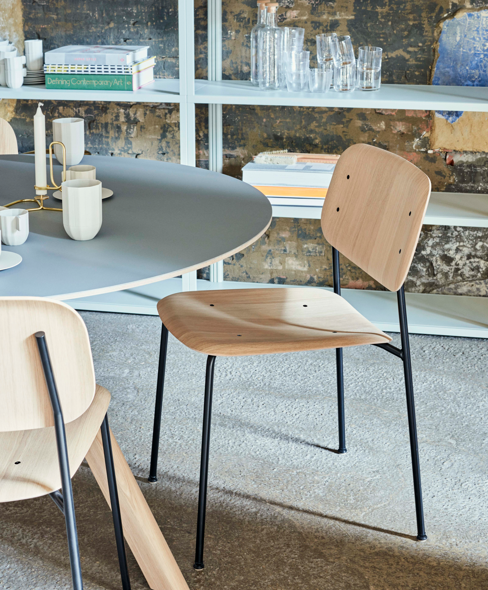 Eetkamerstoel Soft Edge 40 met zwart onderstel smoked