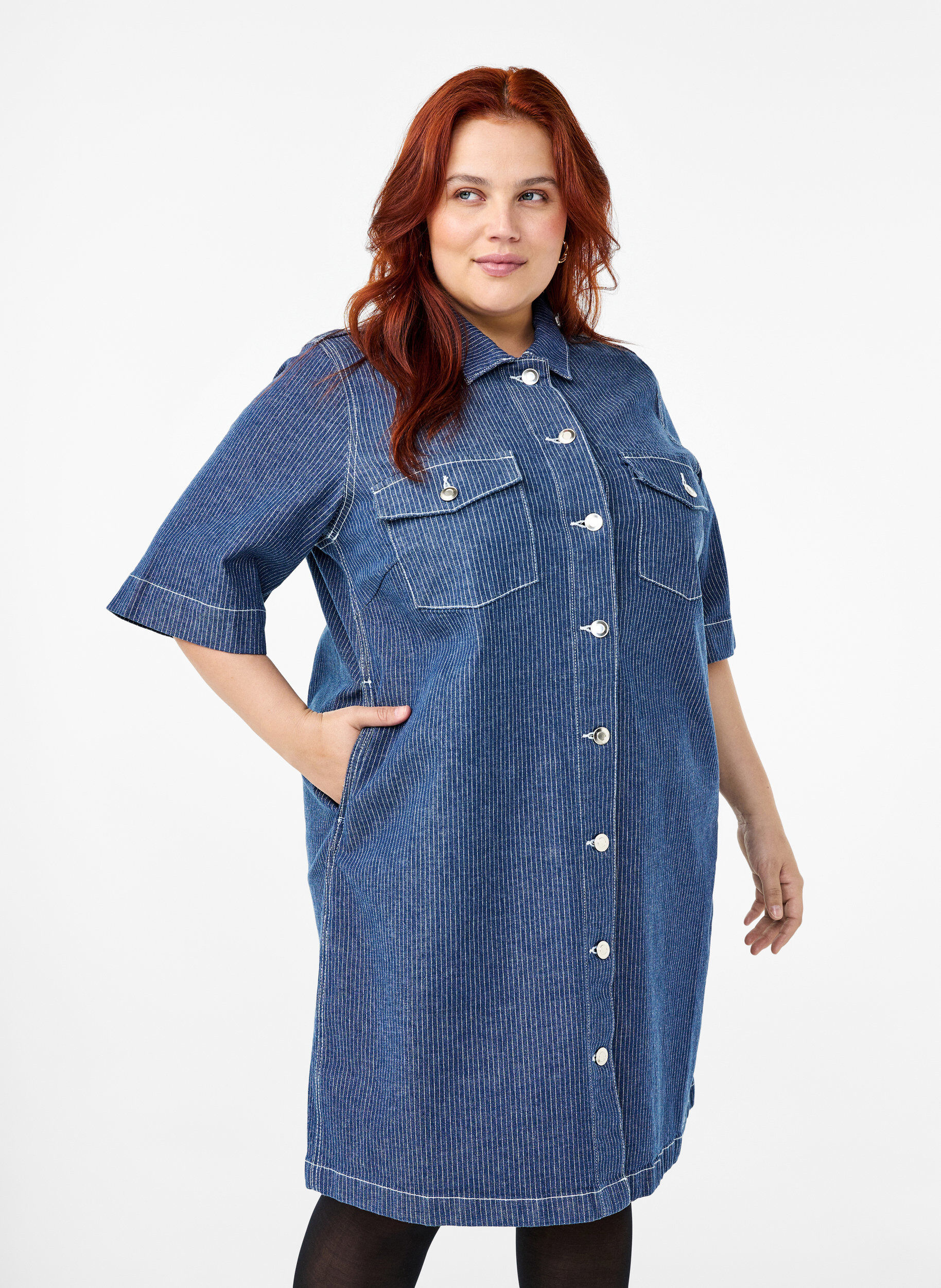Nålestribet denimkjole med brystlommer