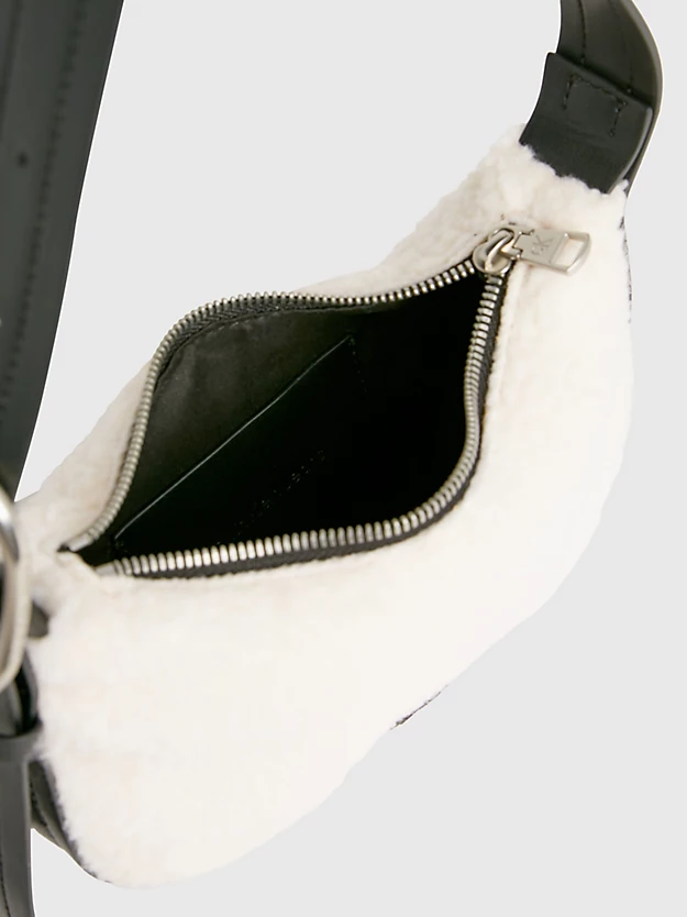 Bolsa de ombro pequena em sherpa