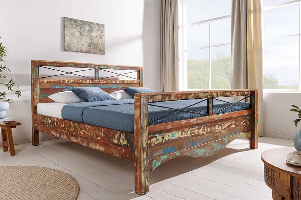 Einzigartiges Bett JAKARTA 185cm braun bunt aus recycelten Fischerbooten Massivholz