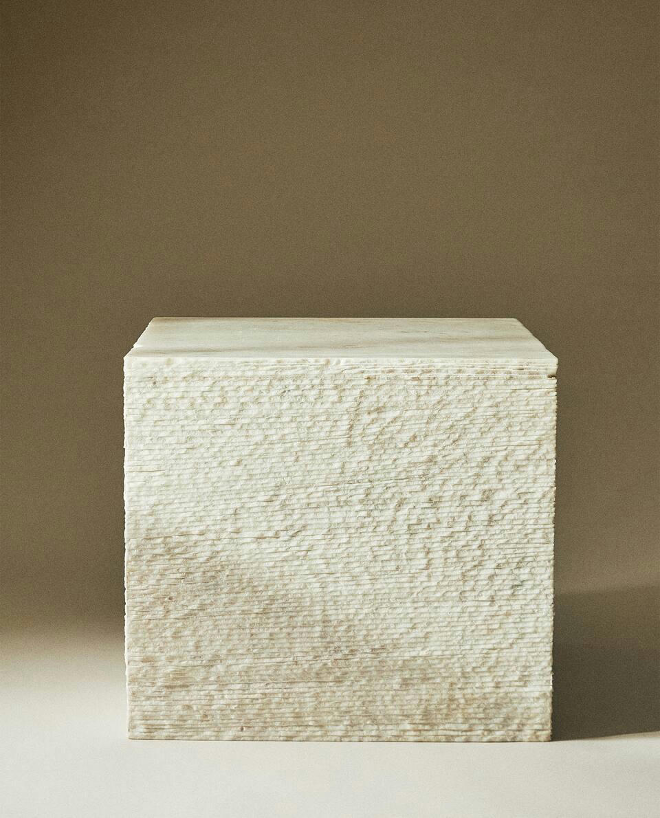 MESA LATERAL CUBO DE MÁRMORE X STUDIO NICHOLSON