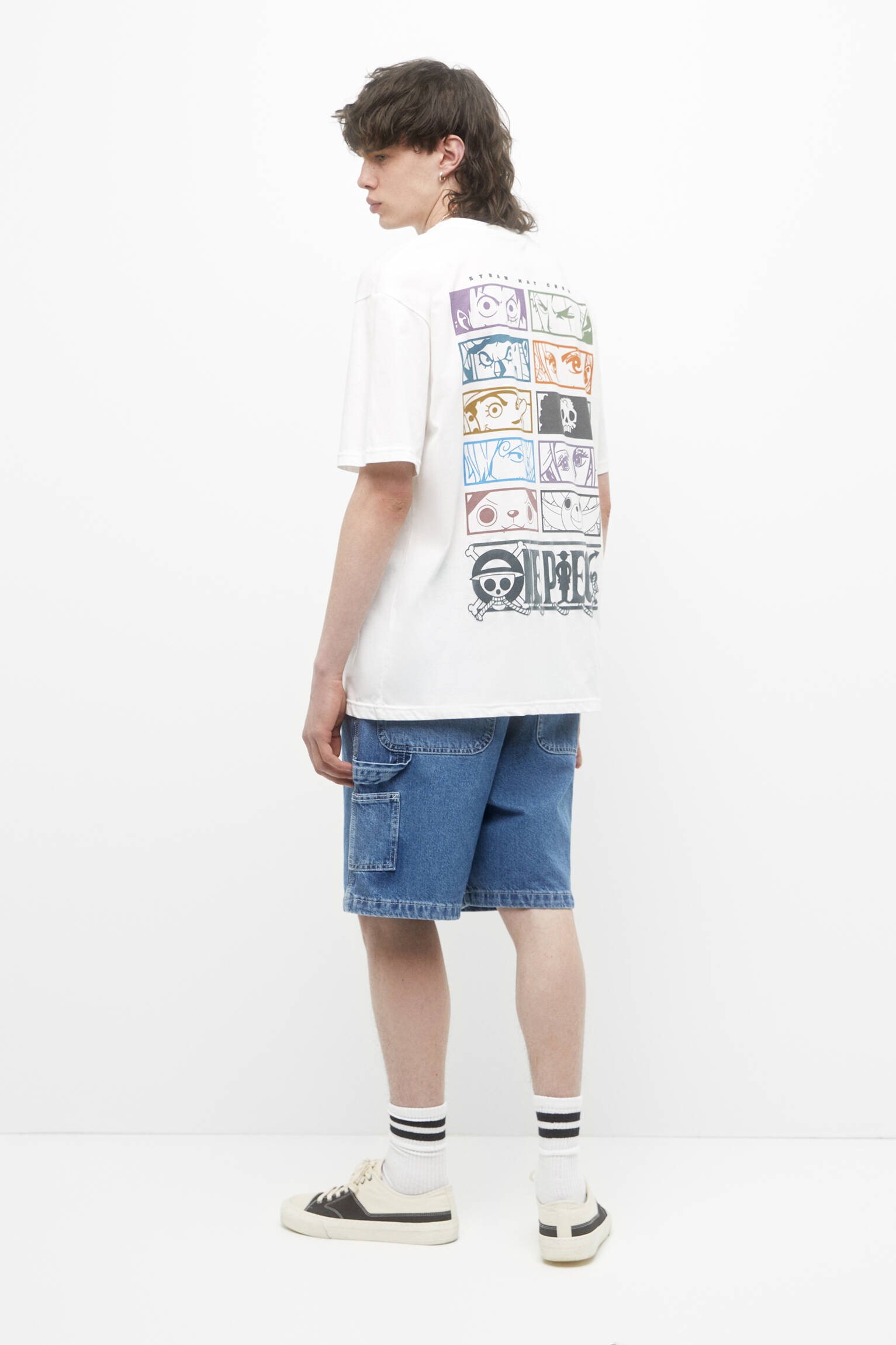 CAMISETA COM OS PERSONAGENS DE ONE PIECE - OFF WHITE