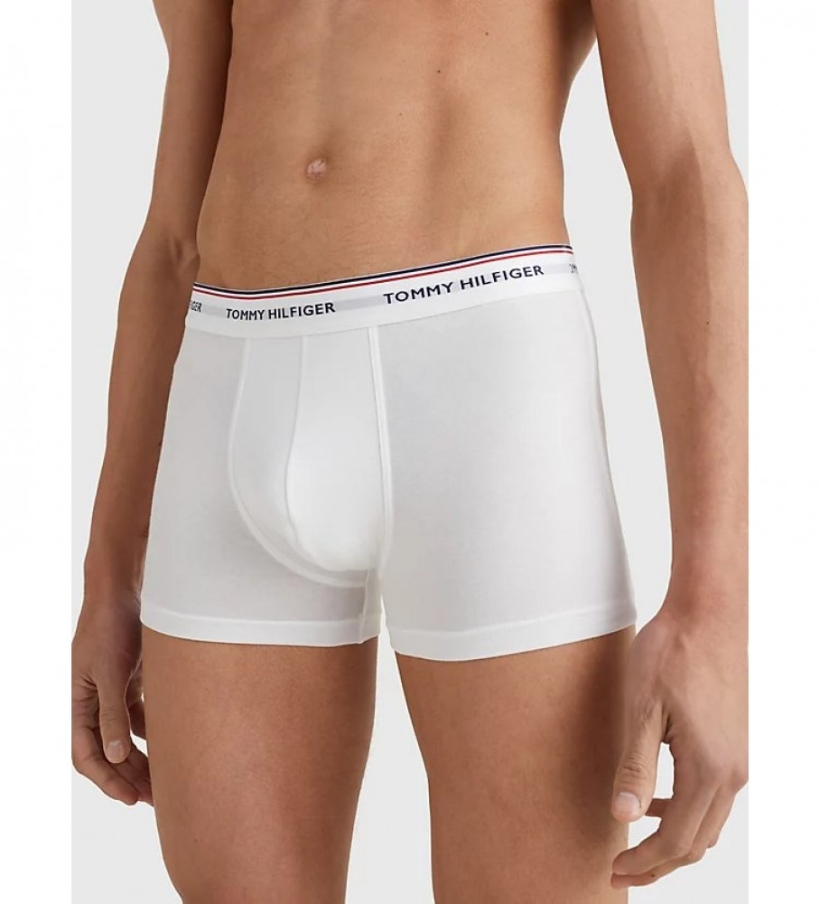 Conjunto de 3 Cuecas Boxer Tommy Hilfiger, nas cores vermelha, azul-marinho e branca.
