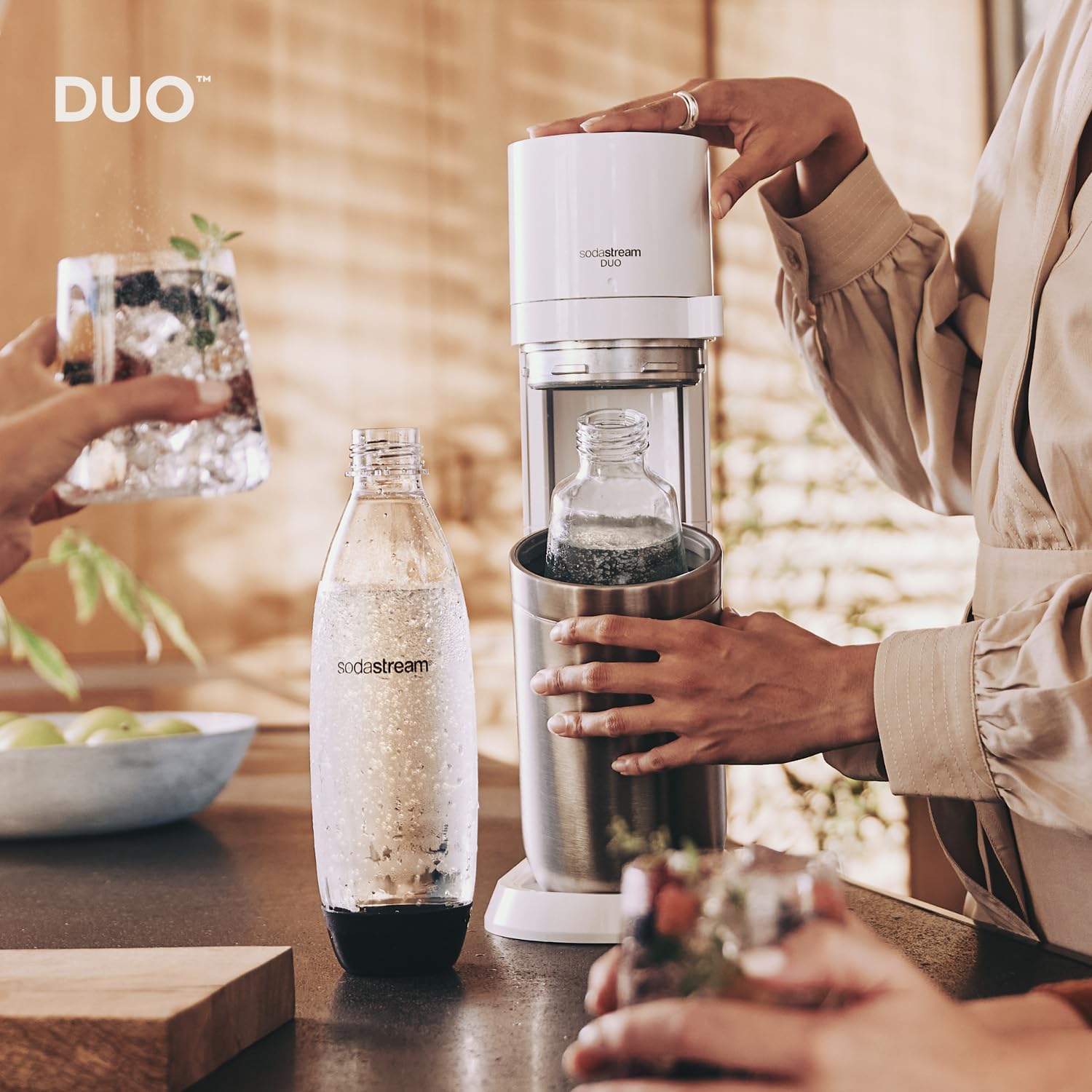 SodaStream Wassersprudler Duo mit CO2-Zylinder, 2X Glasflasche und 2X 1L spülmaschinenfeste Kunststoff-Flasche, Weiß, Höhe: 44 cm