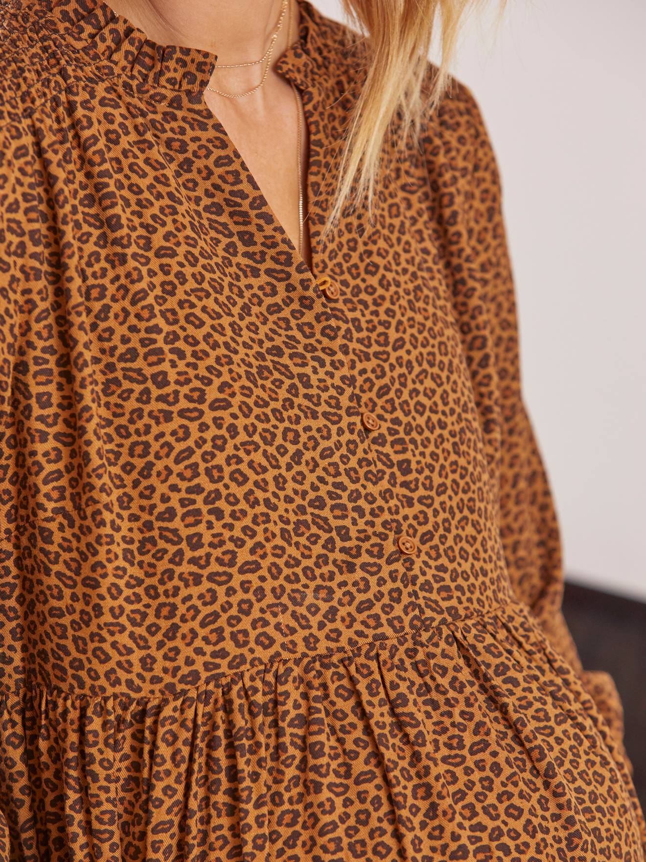Vestido de maternidade e amamentação com estampa de leopardo, marrom médio.