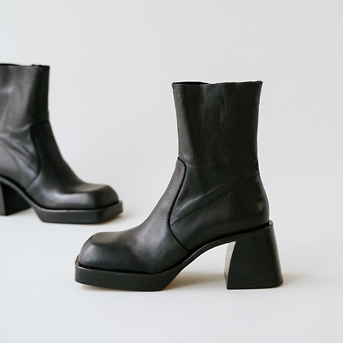 Boots à bouts carrés et talons épais  en cuir noir