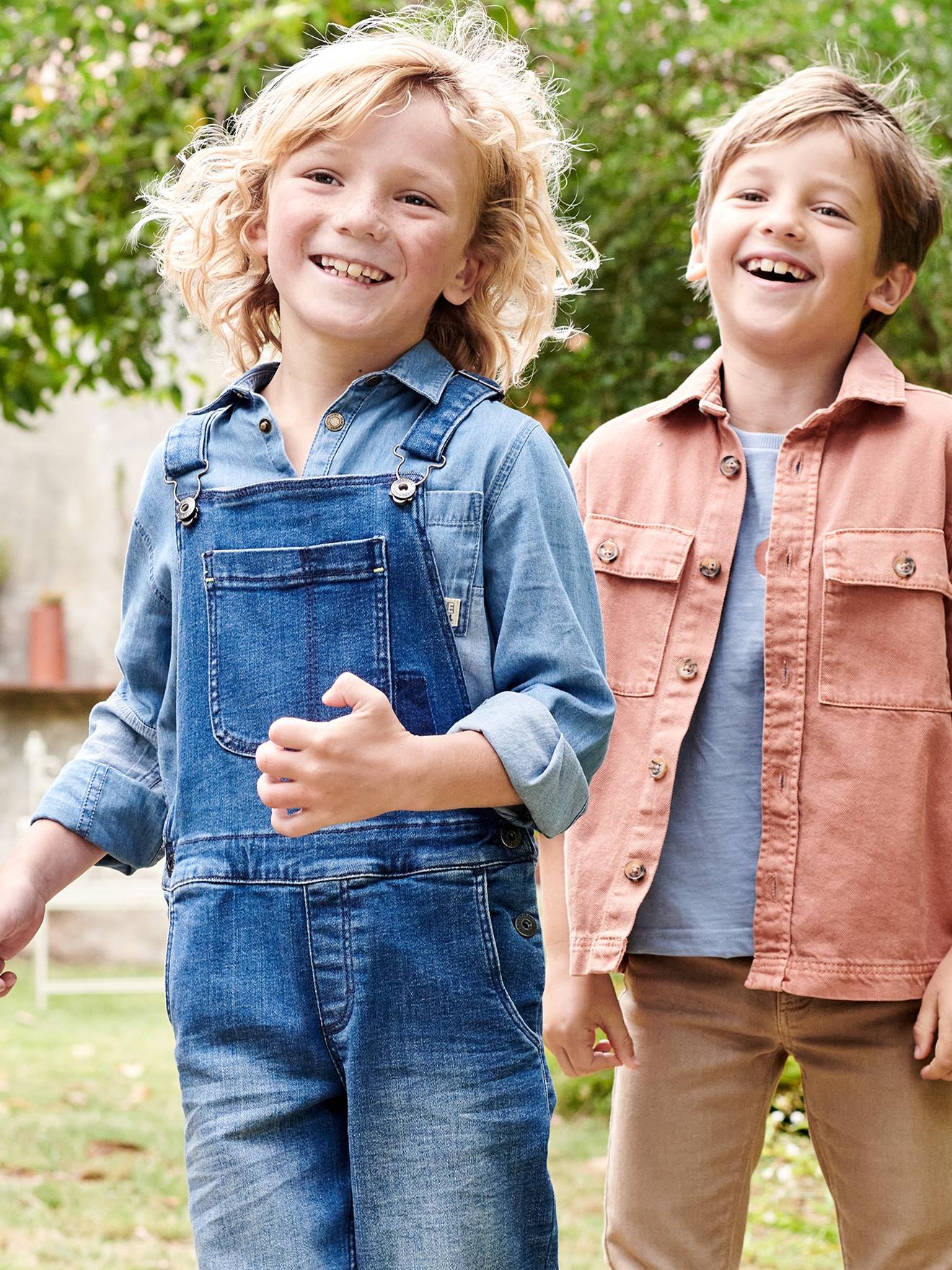 Macacão jeans azul escuro lavado para meninos