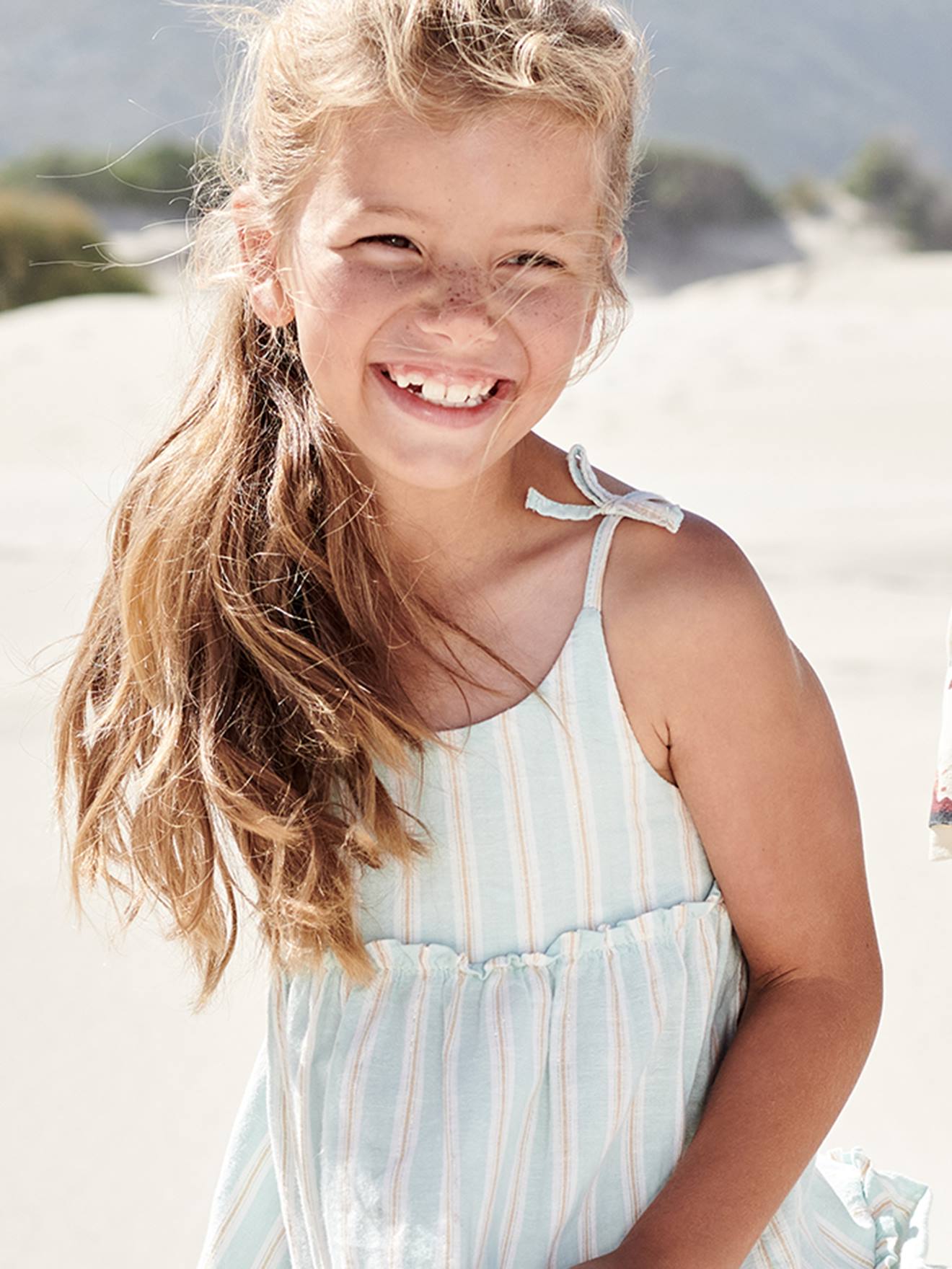 Vestido listrado azul claro com fios brilhantes e alças para meninas