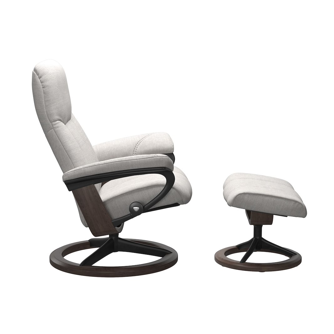 Consul (M) Signature lenestol med krakk Tekstil Jasmine Light Grey og Signature understell i wengebeiset og sort.