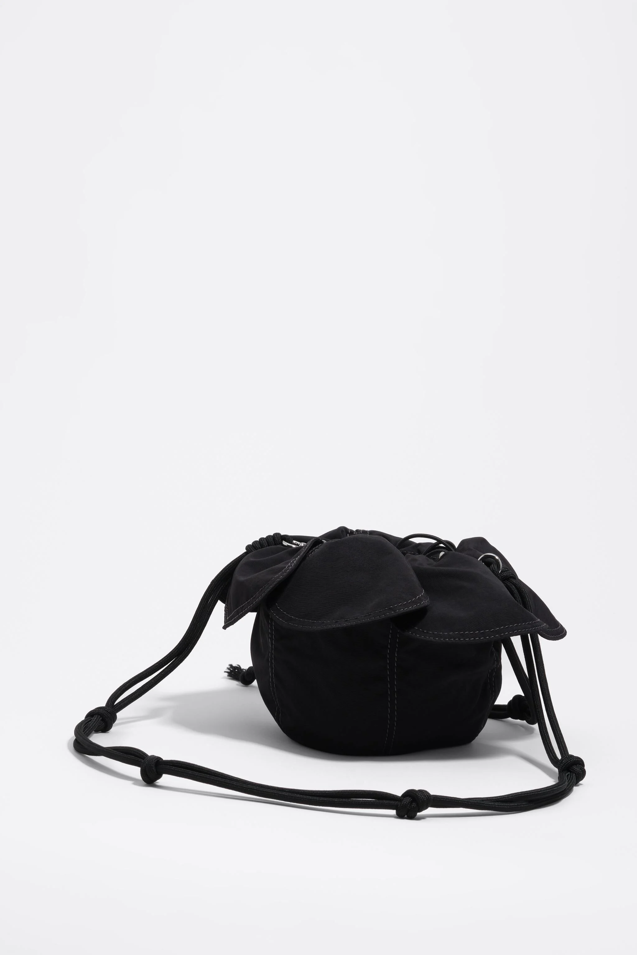Bolsa Pétalo preta trançada