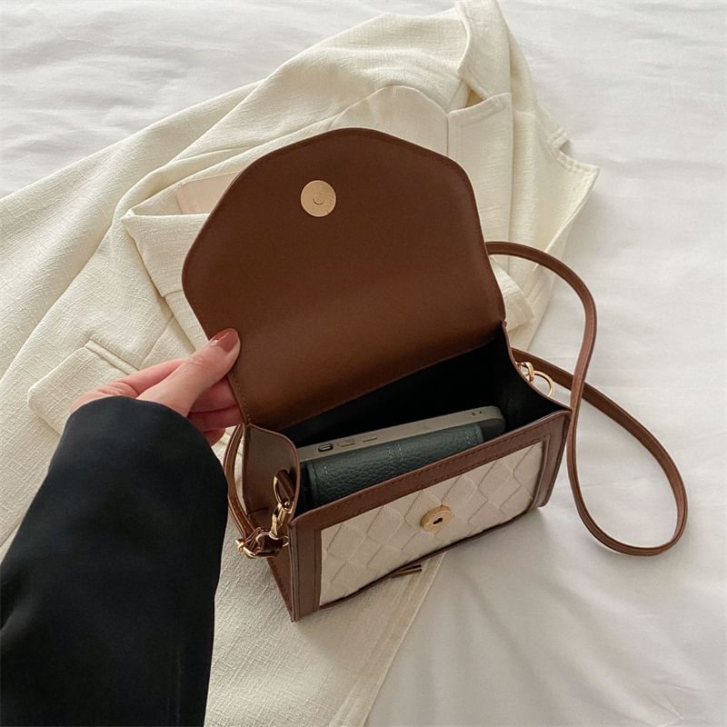 Basaran - Crossbodytas met contrasterende rand en klep