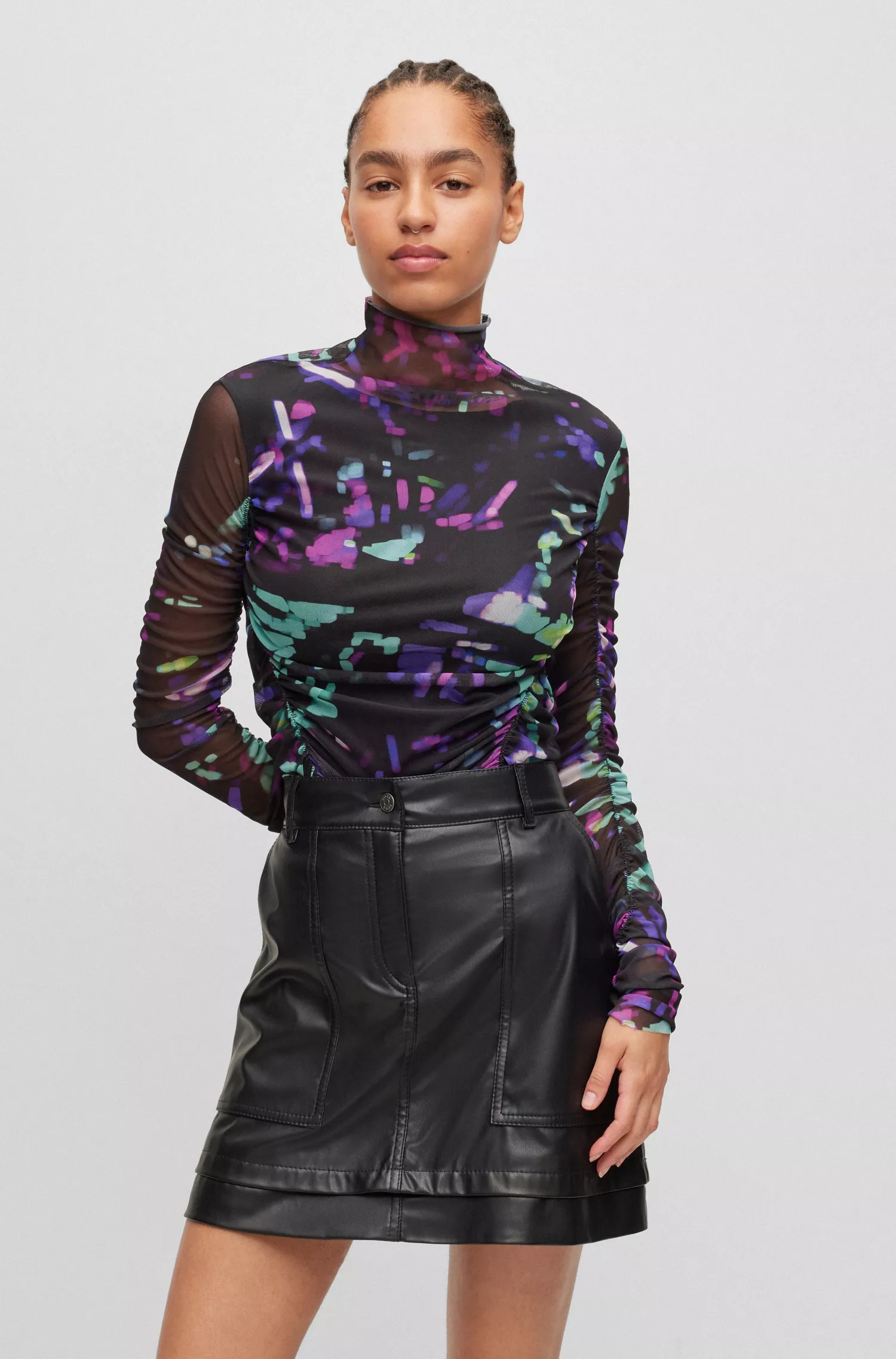Blusa BOSS laranja de gola alta em tule estampado com detalhes franzidos.