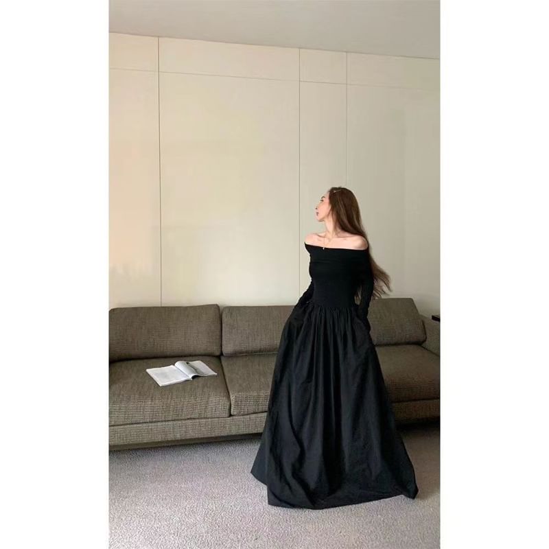 Everose - Lange mouwen off-shoulder maxi A-lijn jurk met geplooide panelen