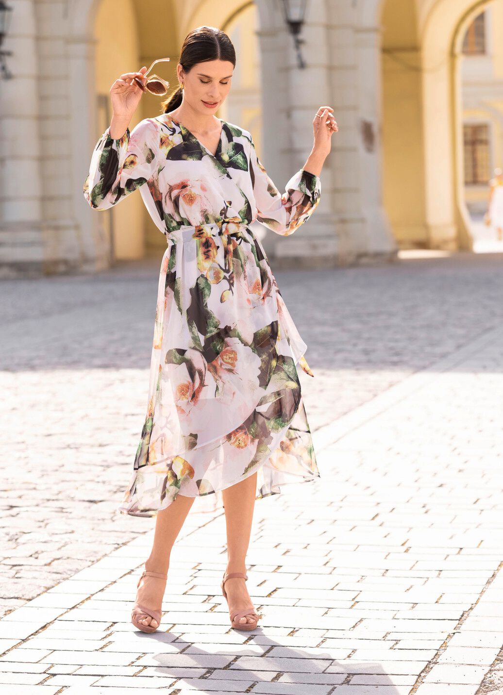 Kleid mit Bindegürtel
