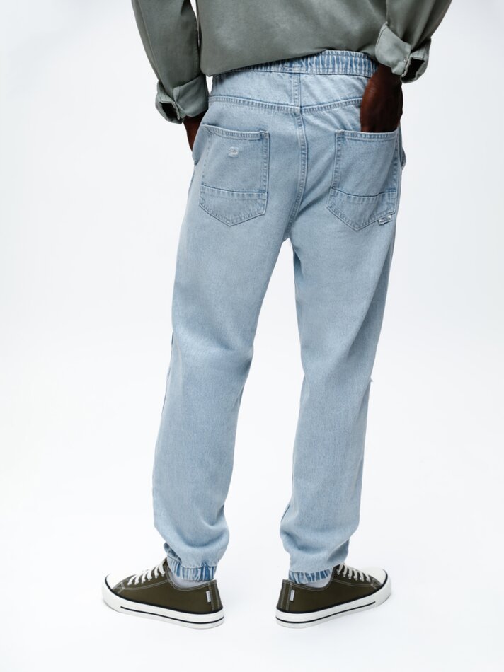 Calça jeans jogger rasgada - Azul claro