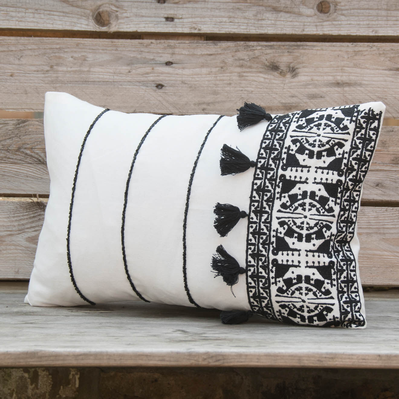 Febronie Housse de coussin Néo berbère brodée noire - 50x30 cm
