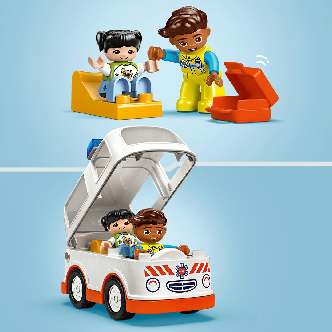 LEGO DUPLO ambulance met chauffeur voor fantasiespel