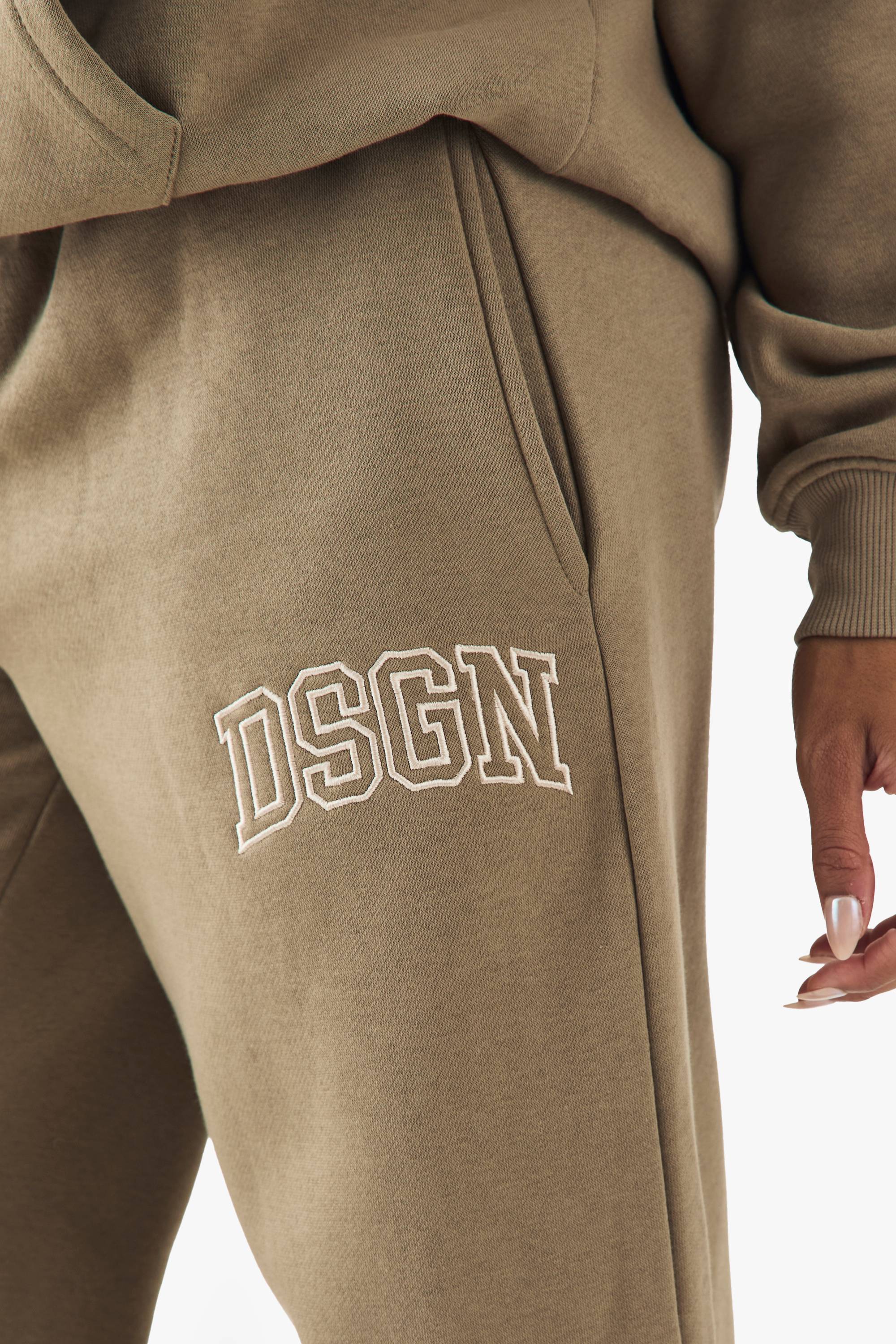 DSGN Studio Collegiate Jogger à jambe droite brodé
