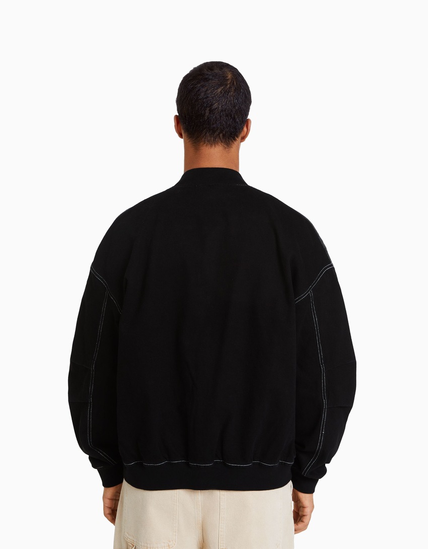 Jaqueta bomber jeans com costura contrastante