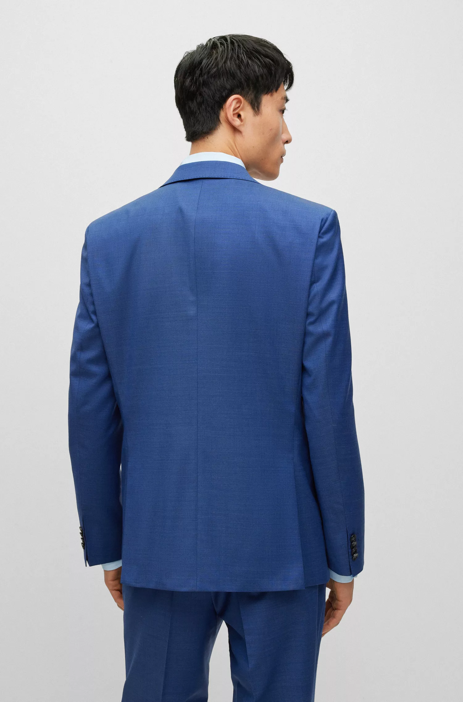 Terno BOSS preto, corte regular, em mistura de lã com microestampa.