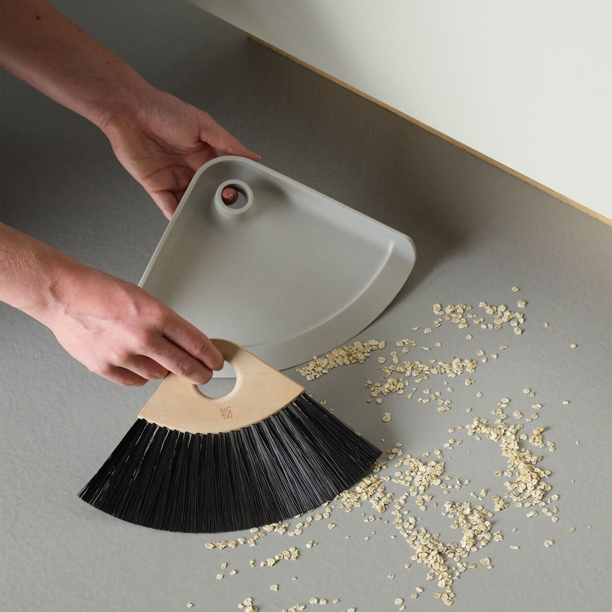 SWEEP-IT kost og feiebrett, light grey