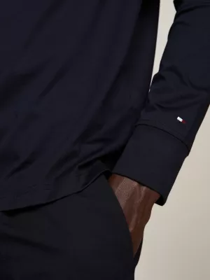 Polo de manga comprida com fecho de correr e corte regular.