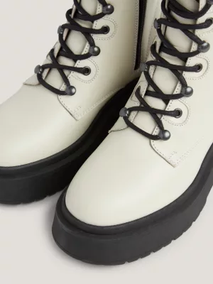 Botas robustas de couro com cadarço