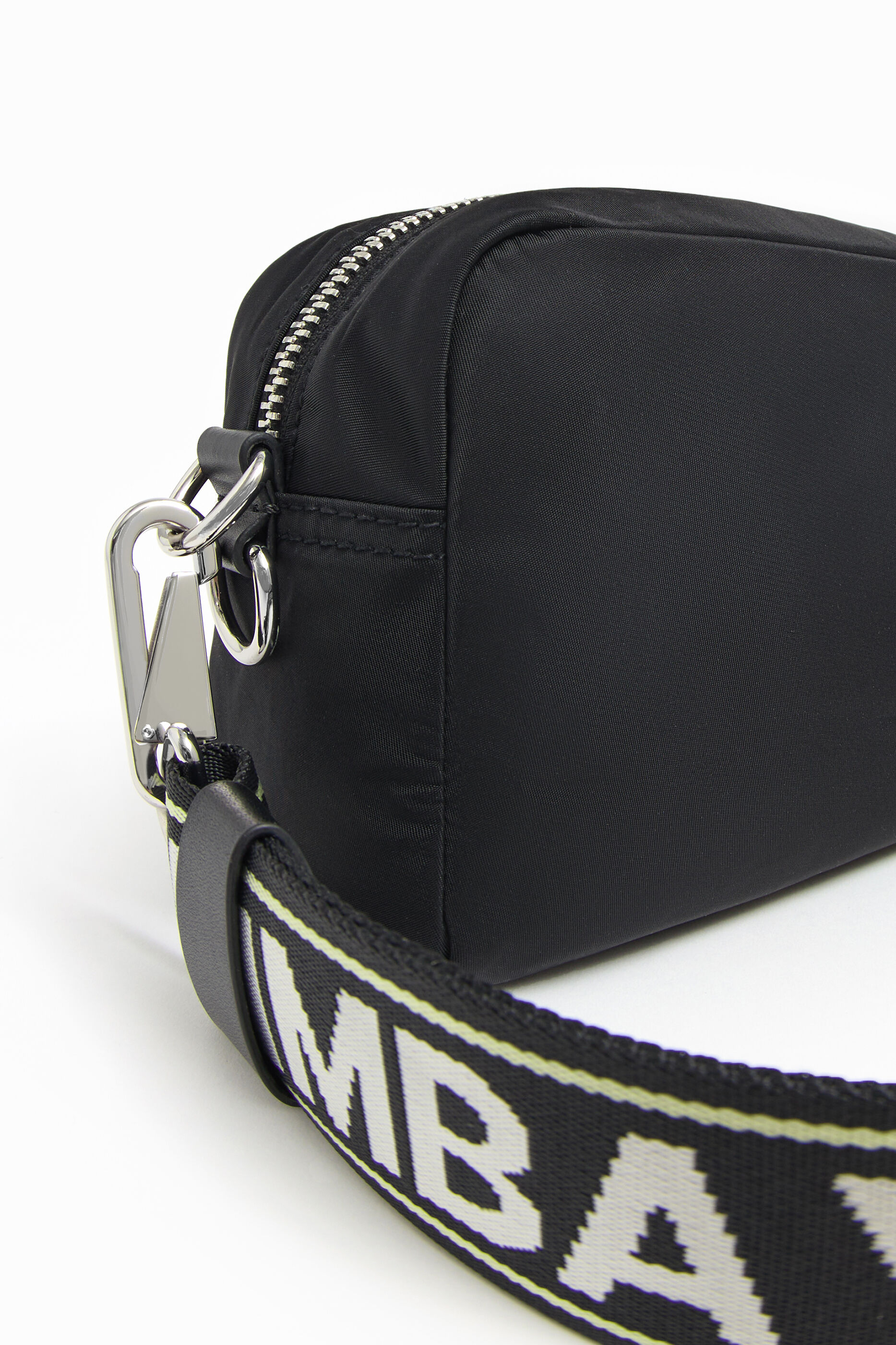 Bolsa de ombro pequena em náilon preto
