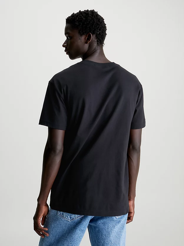 Camiseta de algodão com logo no peito.
