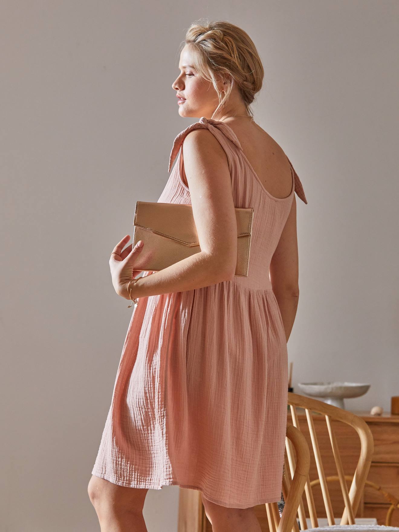 Vestido curto de chiffon de algodão, estampa bege claro, ideal para gestantes e lactantes.