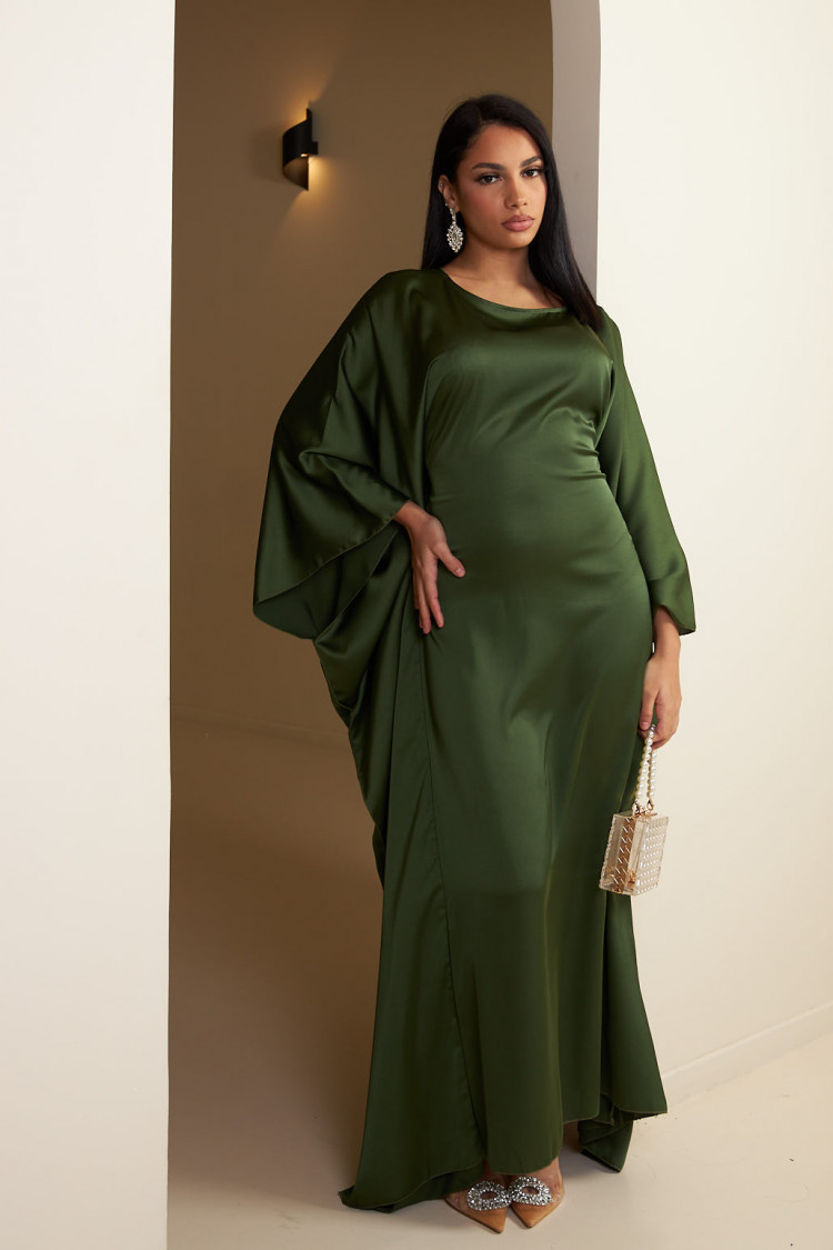 Robe verte en satin ajustée à la taille