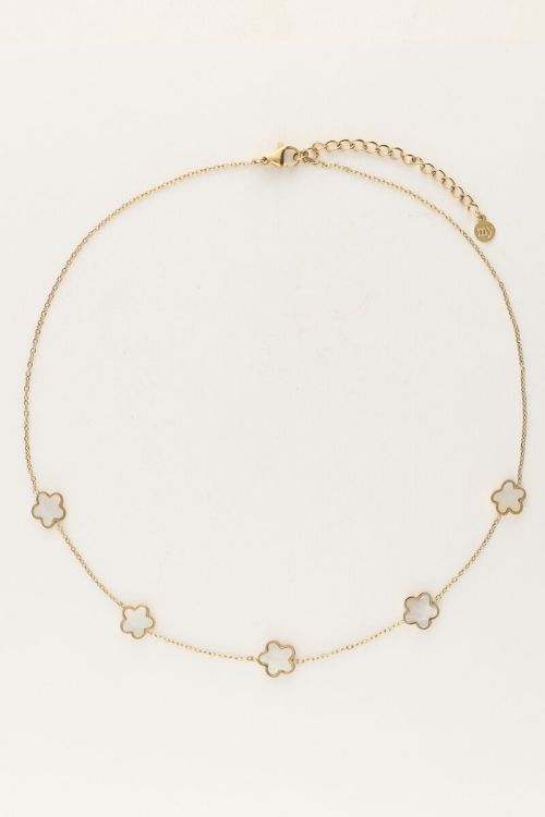 Minimalistische ketting met parelmoer bloemen