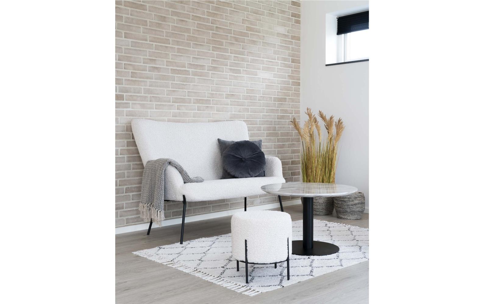 Hocker Alford 37 x 35.5 cm, Schwarz/WeissWuscheliger Sitzhocker aus Pinienholz
