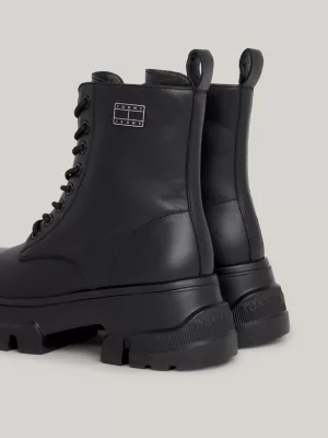 Botas de cano médio robustas em couro com travas