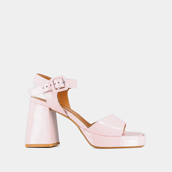 Sandales à brides et plateformes  en vernis rose clair